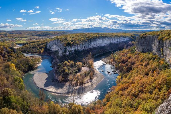 5f276012b755-Riviere_Ardeche_AdobeStock_469192428