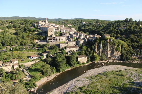 Balazuc_(Ardèche)_vue_d'ensemble