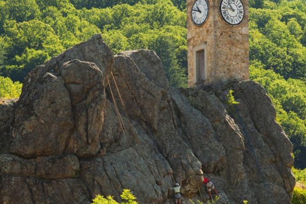 burzet_-_tour_de_lhorloge_avec_grimpeurs_cs.bugnon-12770661